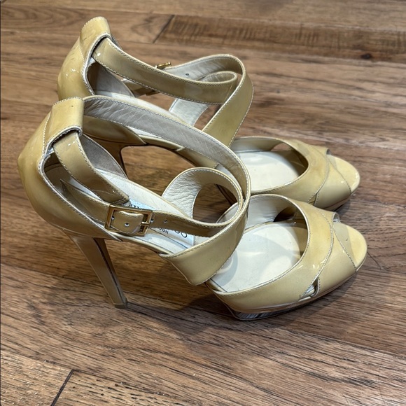 Jimmy Choo Tan Heels Elegant Design - Picture 2 of 4